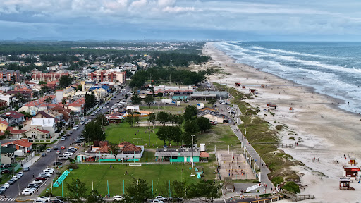 Vista aérea da costa de Capão Novo com prédios e praia